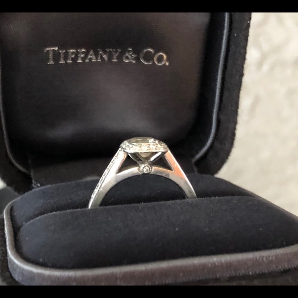 SOLD Tiffany Legacy Engagement Ring Diamond Platinum - Picture 3 of 7